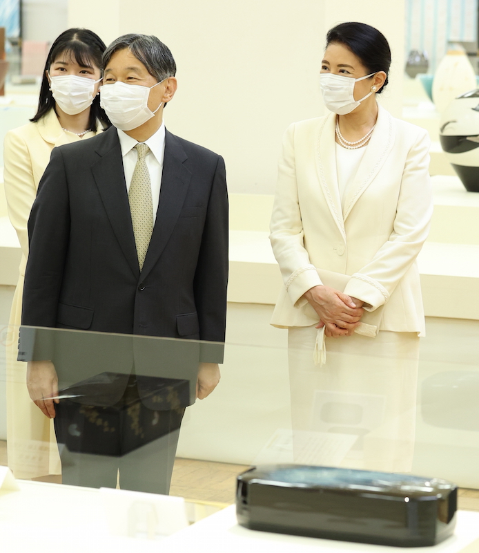 「日本工芸会」の作品展を鑑賞される天皇皇后両陛下と愛子さま