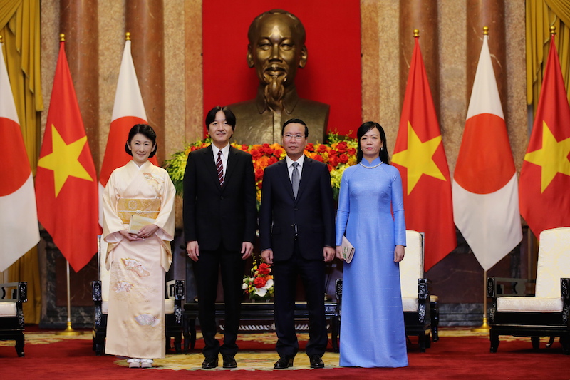 ベトナムの首都ハノイの国家主席府でボー・バン・トゥオン国家主席（中央右）と会見された秋篠宮ご夫妻（2023年9月22日、Ph／JIJI PRESS）