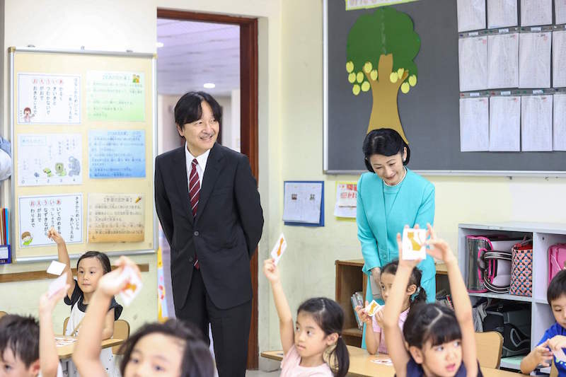 ハノイ日本人学校でベトナム語の授業を受ける子供たちを見守るお二人（2023年9月22日、Ph／JIJI PRESS）