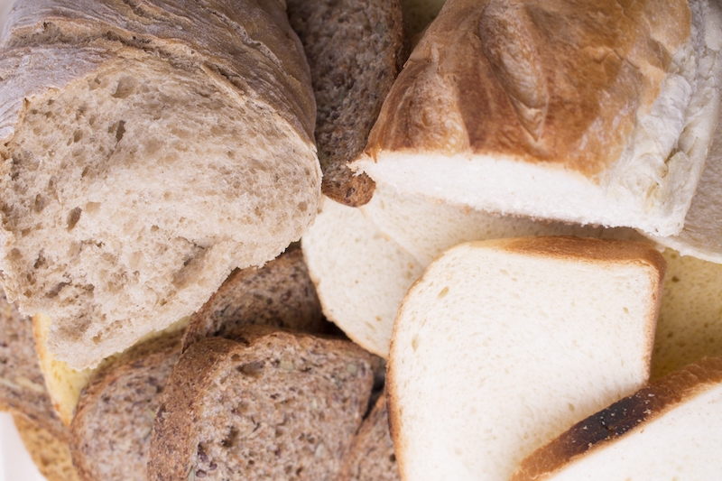 朝食の内容はGI値を意識して。白い食パンより茶色のライ麦パンや全粒粉のパンのほうが低GI（Ph／photoAC）