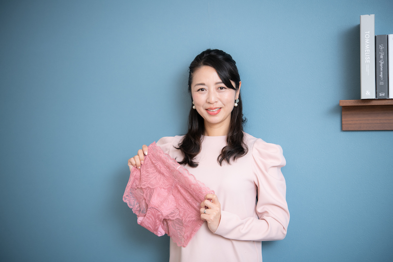ピンクの服を着た山田奈央子さん
