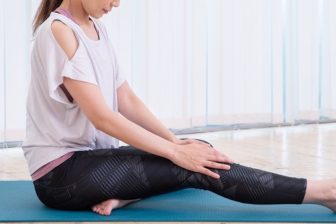 ひざ痛はなぜ女性に多い？ひざ痛を緩和・予防するストレッチ、ツボ押し、食材などを紹介