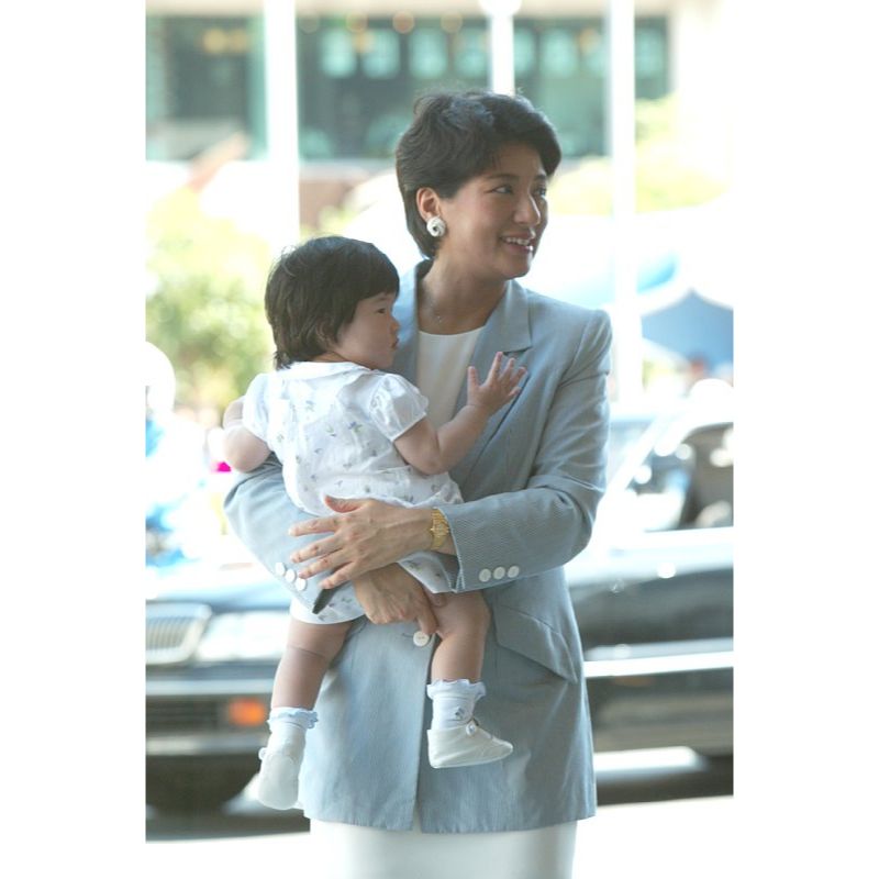 2002年8月、那須の御用邸に向かわれる雅子さまと愛子さま