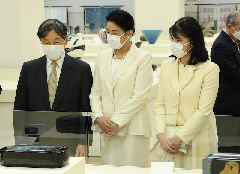 2023年9月、「日本工芸会」の作品展を鑑賞される天皇皇后両陛下と長女の愛子さま