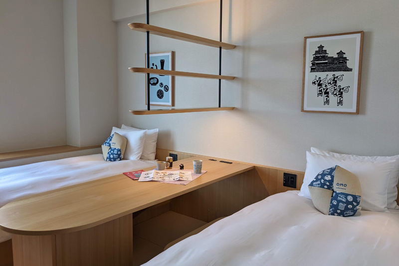 「OMO5熊本 by 星野リゾート」の「えんたくルーム」。大きな机があり天井が高く開放感がある