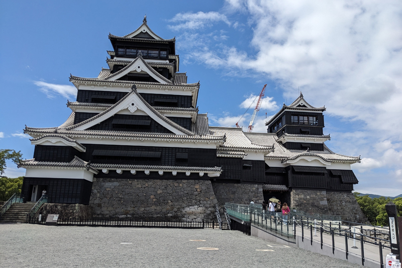 熊本城は天守の修復を終えて公開中。完全に修復をおえるには30年ほどの月日がかかる