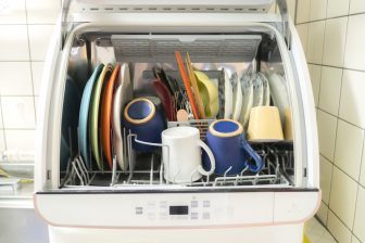 「食洗機」の気になる疑問　「予洗い」はどの程度必要？食器用洗剤はなぜNG？　賢く使うためのコ…