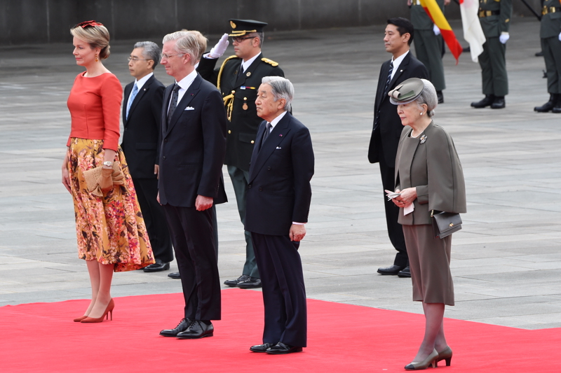 フィリップ国王とマチルド王妃を出迎えられた上皇上皇后両陛下（当時は天皇皇后両陛下）（2016年10月11日、Ph／JMPA）