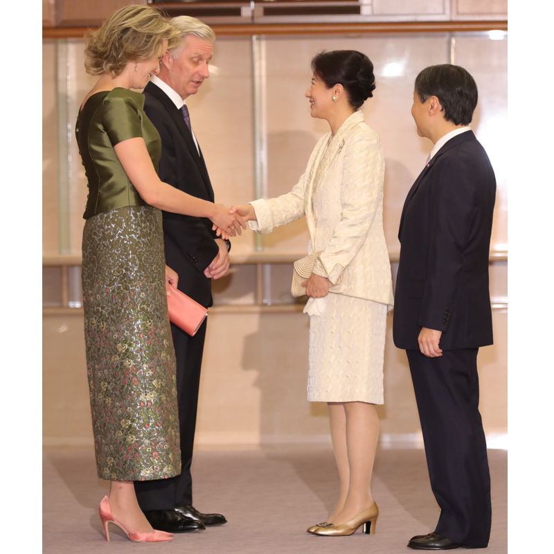 フィリップ国王夫妻とお話をされる天皇皇后両陛下（2016年10月13日、Ph／JMPA）