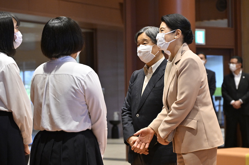 石川県立図書館で、朗読劇を披露した県内の高校生らとご交流（2023年10月16日、Ph／JMPA）
