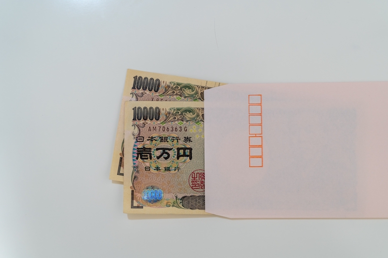 封筒から出ている2万円