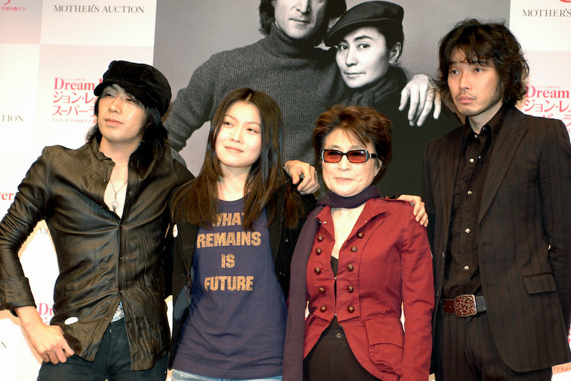 「ジョン・レノン・スーパーライブ2006」の記者会見にて。右から斉藤和義、オノ・ヨーコ、LOVE PSYCHEDELICOの2人（Getty Images）