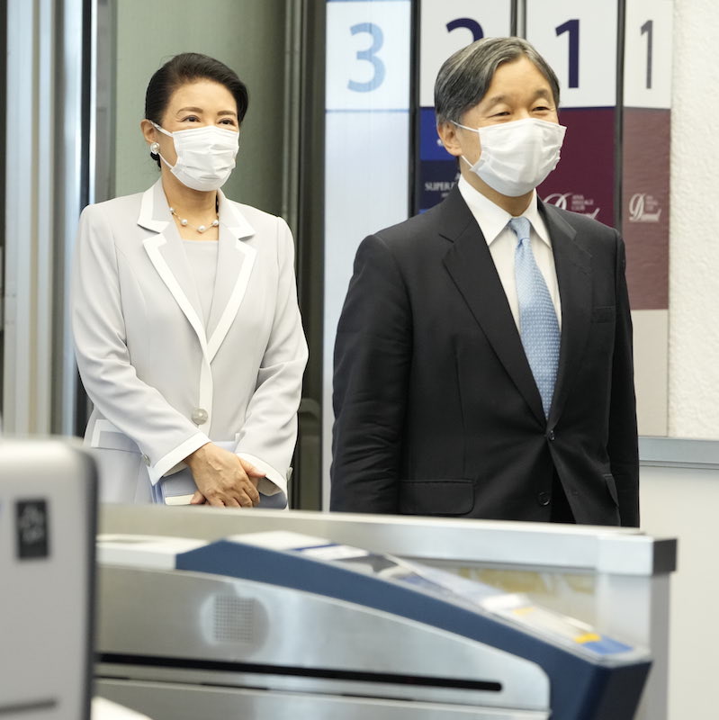 空港に到着されたときの装い。雅子さまはグレーのバイカラーパンツスーツをお召しに（2023年10月7日、Ph／JMPA）