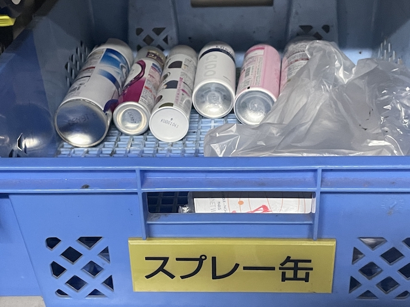 ゴミ捨て場のスプレー缶