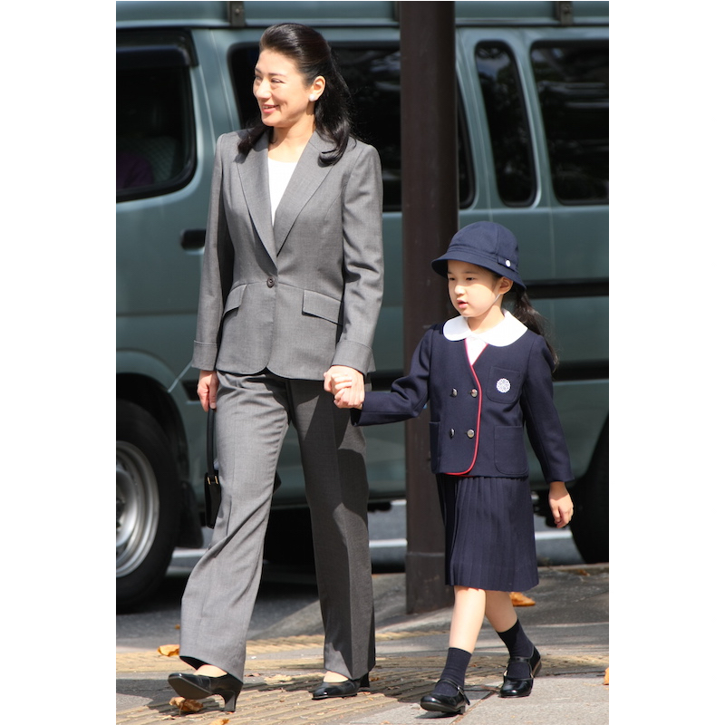 しっかり手をつなぎ歩かれる雅子さまと愛子さま（2007年10月13日、Ph／JMPA）