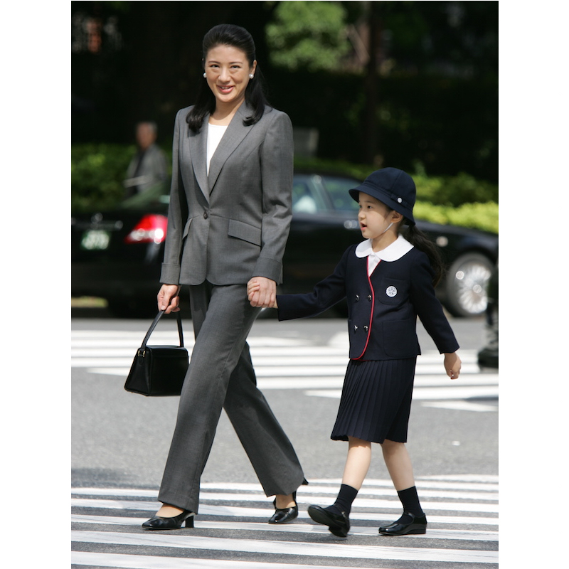 愛子さまの学習院初等科運動会の見学へ。雅子さまはグレーのパンツスーツ姿（2007年10月13日、Ph／JMPA）