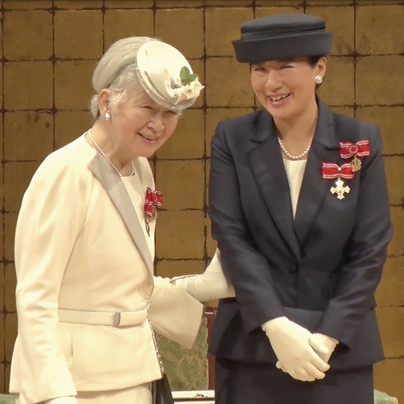 最後の出席となる式典で雅子さまを紹介されるように腕に手を添えられた（2018年5月16日、日本赤十字社提供）