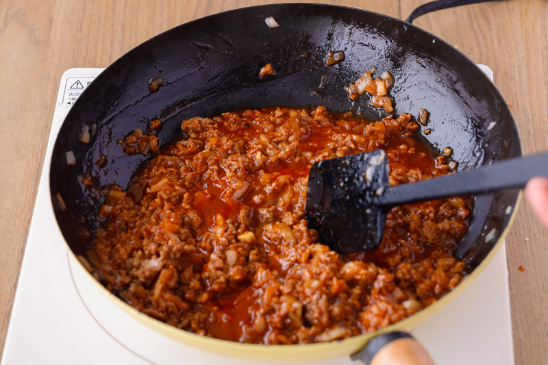 フライパンでオリーブオイルを中火で熱し、玉ねぎとひき肉を炒める。肉の色が変わったら【A】を入れて炒める
