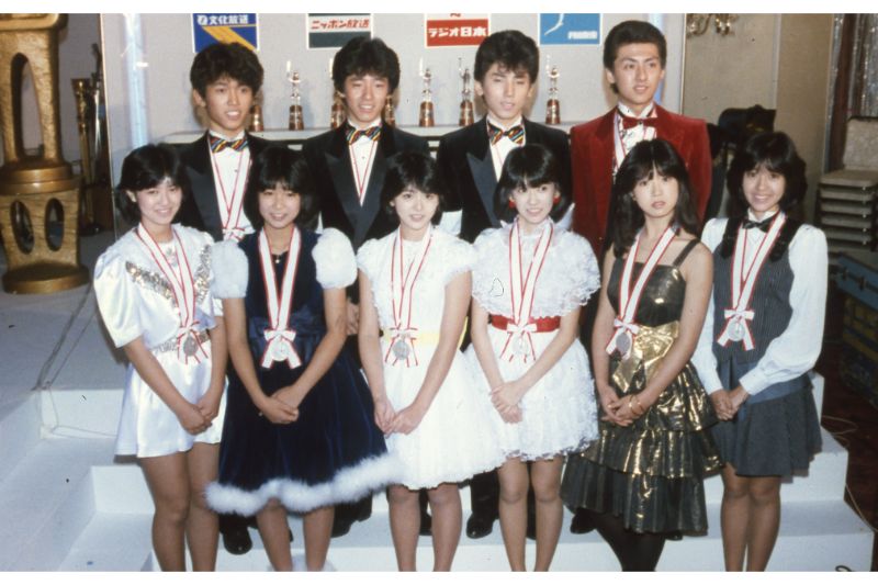 第13回日本歌謡大賞で「花の82年組」が勢揃い。前列左から石川秀美、堀ちえみ、小泉今日子、松本伊代、中森明菜、早見優。後列はシブがき隊の3人と尾形大作（Ph／SHOGAKUKAN）