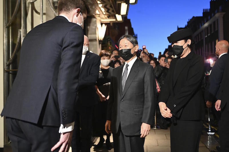 ロンドン市内のホテルに到着された天皇皇后両陛下はマスクも黒（現地時間2022年9月18日、Ph／代表撮影・共同）