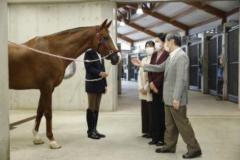 【11年ぶりの天皇賞ご観戦へ】オマーンでプレゼントされた馬か始まった天皇ご一家と愛馬のエピソ…
