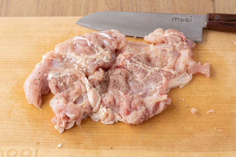 鶏もも肉は観音開きにして半分に切り、塩・こしょうをして下味をつける