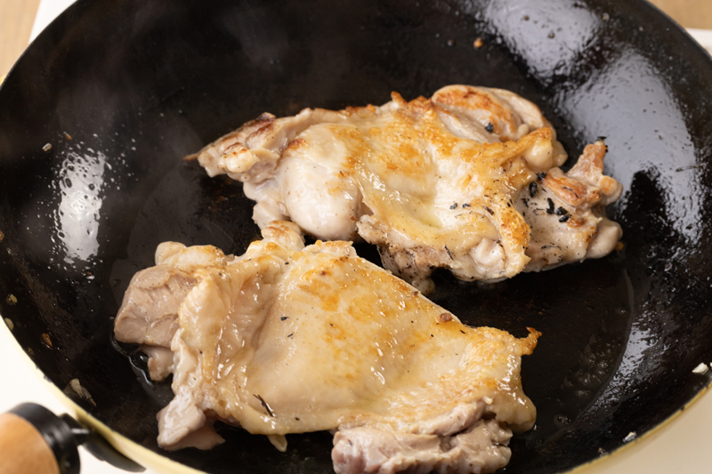 鶏もも肉を皮目から入れて、両面こんがり焼き色がつくまで焼く