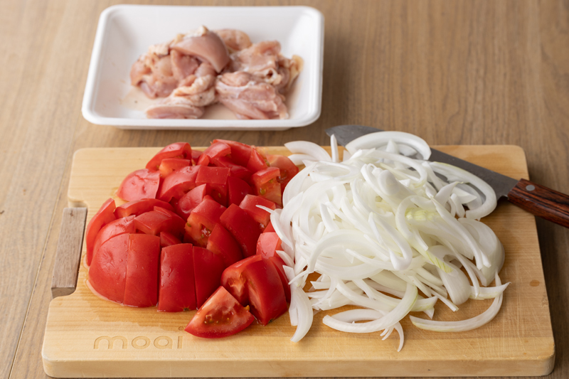玉ねぎは薄切りにする。トマトは一口大に切る。鶏もも肉は塩・こしょうを振り下味をつけておく