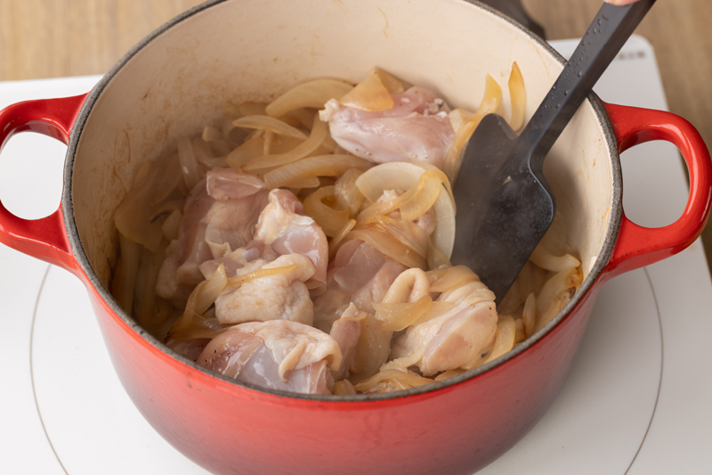 鍋にオリーブオイルと玉ねぎを加え、強めの中火で炒める。色がついてきたら鶏もも肉を加え、表面の色が変わるまで炒める