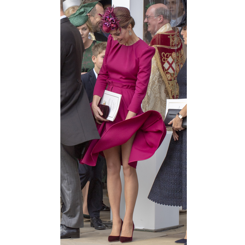 ユージェニー王女の結婚式でも風のいたずらが（2018年10月12日、Ph/GettyImages）