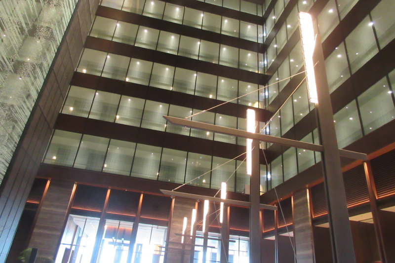 31階にあるロビーは、見上げると高さ30mの吹き抜けの贅沢な空間（名古屋プリンスホテルスカイタワー）