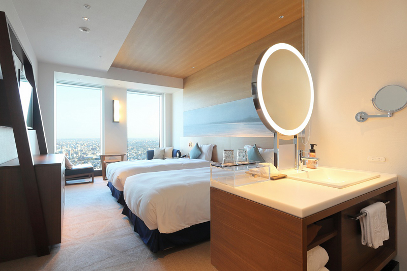 客室には船の窓のような丸い鏡も（名古屋プリンスホテル スカイタワー）
