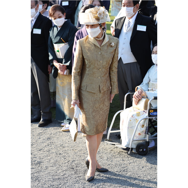 高円宮妃久子さまは模様も豪華なゴールドのセットアップをお召しに（2023年11月2日、Ph／JMPA）