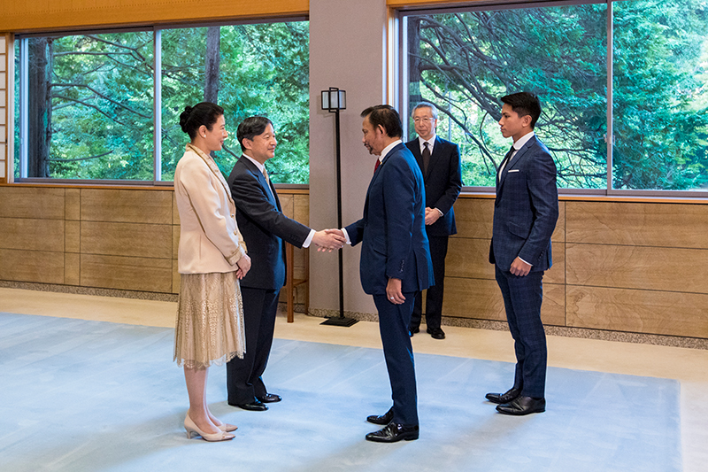 ブルネイからの賓客を迎えられる天皇皇后両陛下（2019年10月23日、Ph／宮内庁提供）