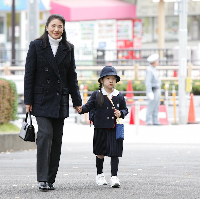 2007年11月、学習院幼稚園の遠足で、東京都多摩動物公園に到着された雅子さまと愛子さま