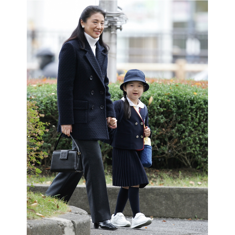 2007年11月、学習院幼稚園の遠足で、東京都多摩動物公園に到着された雅子さまと愛子さま