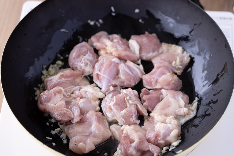 フライパンでオリーブオイル、にんにくを弱火で熱し、香りが立ったら中火にして、鶏もも肉を皮目からこんがりするまで焼く
