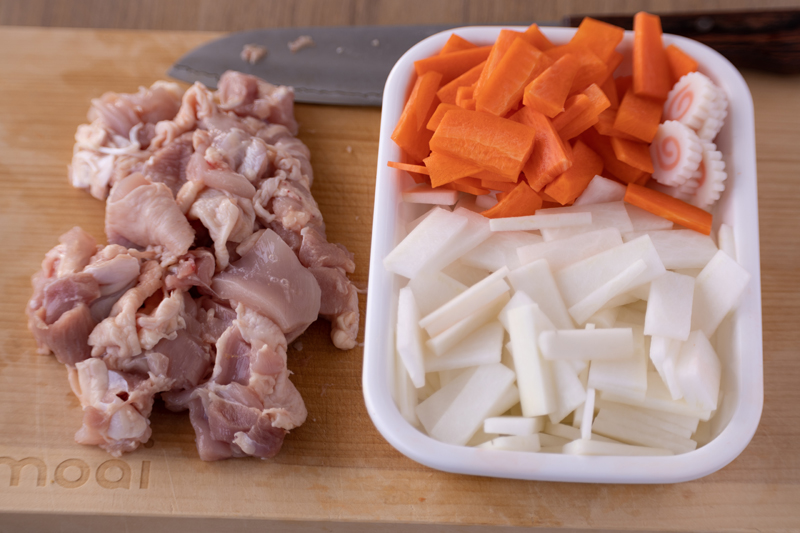 大根、にんじんは短冊切りに、なるとは薄切りにする。鶏もも肉は小さめの一口大に切る。