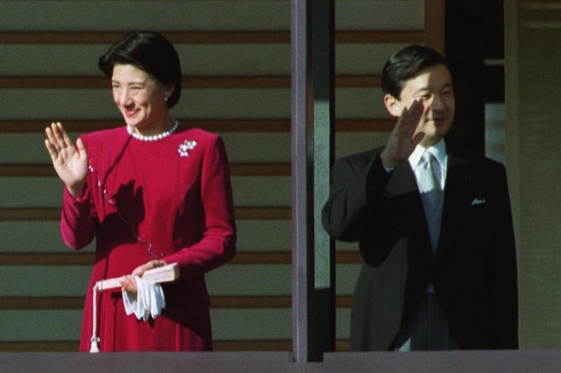 2001年1月、大粒のパールネックレスを身に着け、新年の一般参賀にお出ましの雅子さまと天皇陛下