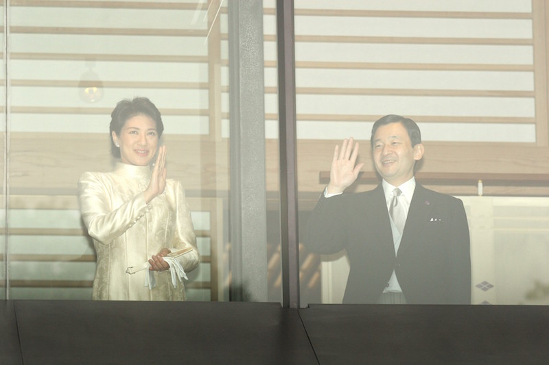 2006年の一般参賀では、ウェディングドレスのようなオフホワイトのドレスでお出ましの雅子さまと天皇陛下