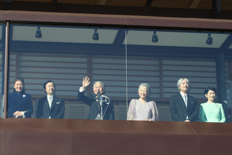 2010年の一般参賀では、濃紺のシックでエレガントなローブ・モンタントでお出ましの雅子さまと天皇陛下と上皇ご夫妻と秋篠宮ご夫妻