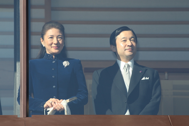 2010年の一般参賀では、濃紺のシックでエレガントなローブ・モンタントでお出ましの雅子さまと天皇陛下
