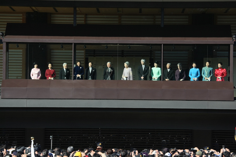 2010年の一般参賀では、濃紺のシックでエレガントなローブ・モンタントでお出ましの雅子さまと天皇陛下ら皇族