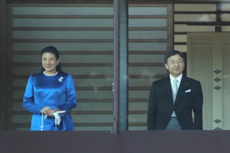 2017年の一般参賀でブルーのドレスをお召の雅子さまと天皇陛下