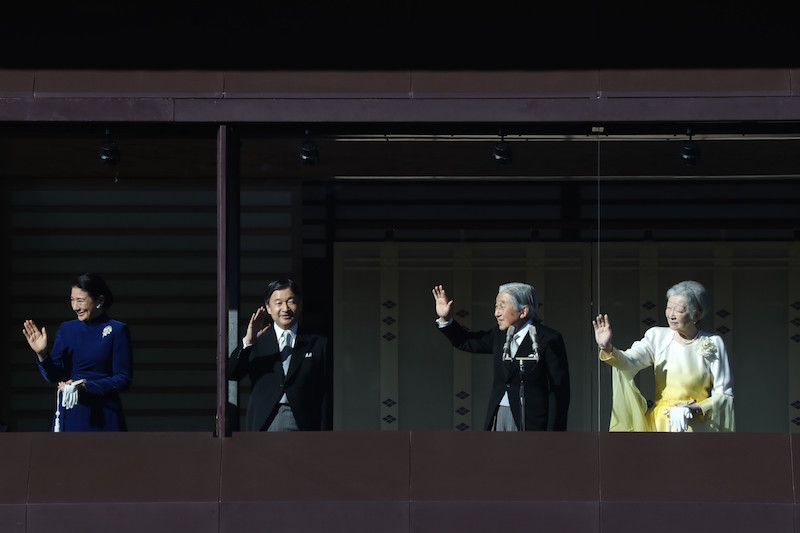 2018年の一般参賀は、シックなブルーのベルベット生地のドレスをお召しになった雅子さまと天皇陛下と上皇ご夫妻