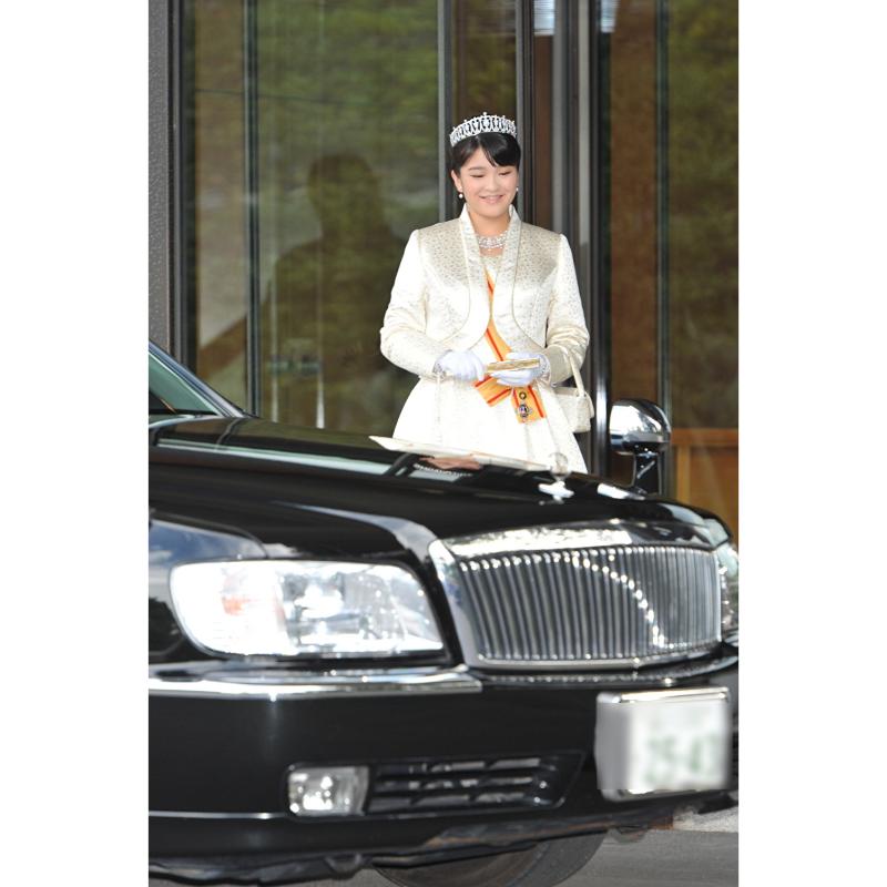 ティアラを含めた宝飾品一式で2856万円（2011年10月23日、Ph／JMPA）