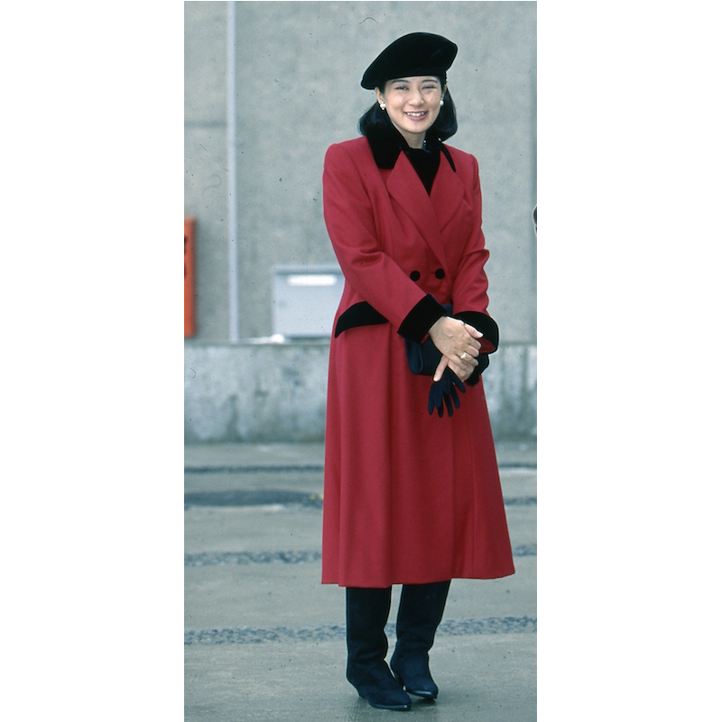1997年2月、秋田県鹿角市・鹿角観光ふるさと館「あんとらあ」を訪問された際は、鮮やかな赤のダブルボタンのチェスターフィールドコートに黒のブーツ、黒のベレー帽をお召しの雅子さま