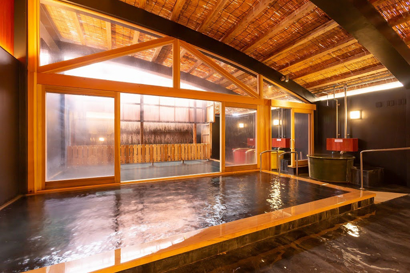 自然の冷気で冷ます「笹湯」を体感できる迫力ある温泉大浴場（伊勢屋）