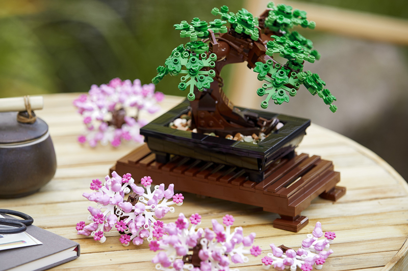 和と遊びの競演でお部屋を粋に演出する『レゴ盆栽』