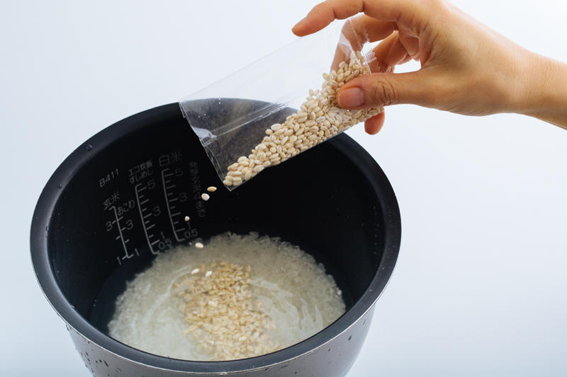 米を普通に洗い、もち麦をのせます